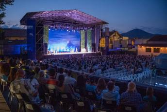 Fotogalería El Lago de los Cisnes, Noches Mágicas de La Granja en la Real Fábrica de Cristales 3 El Lago de los Cisnes Real Fábrica de Cristales La Granja - Héctor Criado