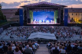 Fotogalería El Lago de los Cisnes, Noches Mágicas de La Granja en la Real Fábrica de Cristales 10 El Lago de los Cisnes Real Fábrica de Cristales La Granja - Héctor Criado