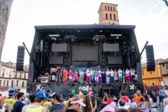 Fotogalería Pregón de Fiestas del Barrio de San Lorenzo 7 Pregón Barrio San Lorenzo - Héctor Criado