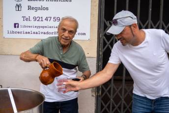 Fotogalería Limonada y tajada en el barrio del Salvador 11 Limonada con Tajada Fiestas del Salvador - Héctor Criado