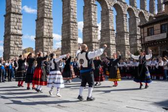 Fotogalería Pasacalles 'Día del Folclore' de la Asociación Cultural y Folclórica Andrés Laguna 18 Pasacalles Día del Folclore Asociación Cultural y Folclórica Andrés Laguna- Héctor Criado