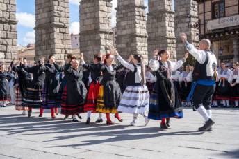 Fotogalería Pasacalles 'Día del Folclore' de la Asociación Cultural y Folclórica Andrés Laguna 20 Pasacalles Día del Folclore Asociación Cultural y Folclórica Andrés Laguna- Héctor Criado