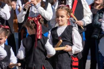 Fotogalería Pasacalles 'Día del Folclore' de la Asociación Cultural y Folclórica Andrés Laguna 29 Pasacalles Día del Folclore Asociación Cultural y Folclórica Andrés Laguna- Héctor Criado