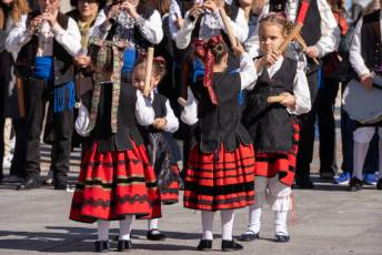 Fotogalería Pasacalles 'Día del Folclore' de la Asociación Cultural y Folclórica Andrés Laguna 30 Pasacalles Día del Folclore Asociación Cultural y Folclórica Andrés Laguna- Héctor Criado