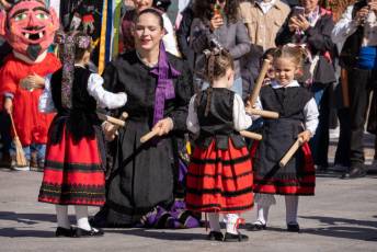 Fotogalería Pasacalles 'Día del Folclore' de la Asociación Cultural y Folclórica Andrés Laguna 31 Pasacalles Día del Folclore Asociación Cultural y Folclórica Andrés Laguna- Héctor Criado