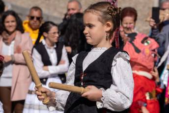 Fotogalería Pasacalles 'Día del Folclore' de la Asociación Cultural y Folclórica Andrés Laguna 32 Pasacalles Día del Folclore Asociación Cultural y Folclórica Andrés Laguna- Héctor Criado