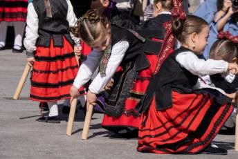 Fotogalería Pasacalles 'Día del Folclore' de la Asociación Cultural y Folclórica Andrés Laguna 33 Pasacalles Día del Folclore Asociación Cultural y Folclórica Andrés Laguna- Héctor Criado