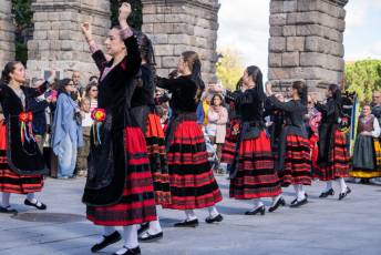 Fotogalería Pasacalles 'Día del Folclore' de la Asociación Cultural y Folclórica Andrés Laguna 36 Pasacalles Día del Folclore Asociación Cultural y Folclórica Andrés Laguna- Héctor Criado