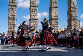 Fotogalería Pasacalles 'Día del Folclore' de la Asociación Cultural y Folclórica Andrés Laguna 37 Pasacalles Día del Folclore Asociación Cultural y Folclórica Andrés Laguna- Héctor Criado