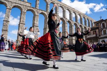 Fotogalería Pasacalles 'Día del Folclore' de la Asociación Cultural y Folclórica Andrés Laguna 39 Pasacalles Día del Folclore Asociación Cultural y Folclórica Andrés Laguna- Héctor Criado