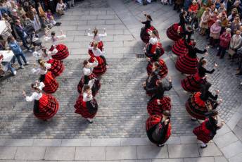 Fotogalería Pasacalles 'Día del Folclore' de la Asociación Cultural y Folclórica Andrés Laguna 44 Pasacalles Día del Folclore Asociación Cultural y Folclórica Andrés Laguna- Héctor Criado