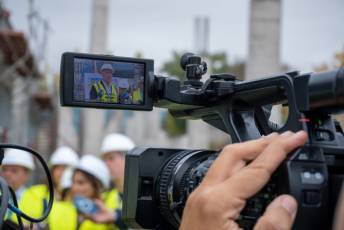 Fotogalería Visita de Isabel Rodríguez a las viviendas colaborativas en la Comunidad de Ciudad y Tierra 36 Visita de la ministra de Vivienda y Agenda Urbana Isabel Rodríguez - Héctor Criado