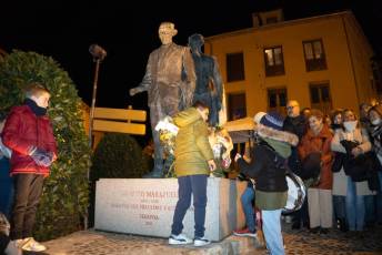 Fotogalería Homenaje y ofrenda floral a Agapito Marazuela 17 Homenaje y ofrenda floral a Agapito Marazuela - Héctor Criado