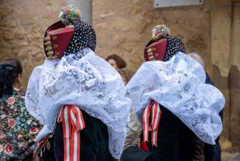 Fotogalería Misa por las Alcaldesas Fallecidas, Baile de Gala y Cambio de Monteras en Zarramala 14 Misa por las alcaldesas fallecidas de Zamarramala y cambio de montera - Héctor Criado