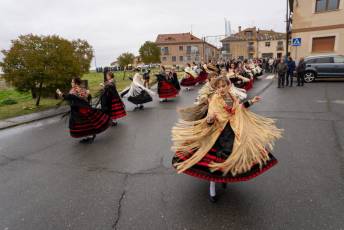 Fotogalería Misa por las Alcaldesas Fallecidas, Baile de Gala y Cambio de Monteras en Zarramala 16 Misa por las alcaldesas fallecidas de Zamarramala y cambio de montera - Héctor Criado