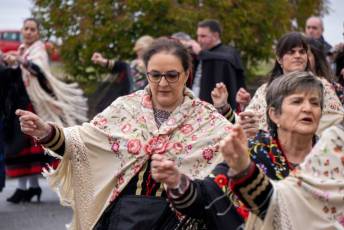 Fotogalería Misa por las Alcaldesas Fallecidas, Baile de Gala y Cambio de Monteras en Zarramala 17 Misa por las alcaldesas fallecidas de Zamarramala y cambio de montera - Héctor Criado