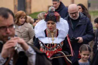 Fotogalería Misa por las Alcaldesas Fallecidas, Baile de Gala y Cambio de Monteras en Zarramala 18 Misa por las alcaldesas fallecidas de Zamarramala y cambio de montera - Héctor Criado