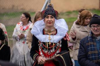 Fotogalería Misa por las Alcaldesas Fallecidas, Baile de Gala y Cambio de Monteras en Zarramala 19 Misa por las alcaldesas fallecidas de Zamarramala y cambio de montera - Héctor Criado