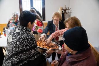 Fotogalería Misa por las Alcaldesas Fallecidas, Baile de Gala y Cambio de Monteras en Zarramala 26 Misa por las alcaldesas fallecidas de Zamarramala y cambio de montera - Héctor Criado