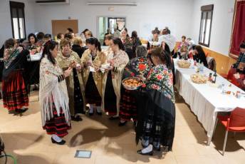 Fotogalería Misa por las Alcaldesas Fallecidas, Baile de Gala y Cambio de Monteras en Zarramala 27 Misa por las alcaldesas fallecidas de Zamarramala y cambio de montera - Héctor Criado