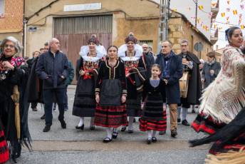 Fotogalería Misa por las Alcaldesas Fallecidas, Baile de Gala y Cambio de Monteras en Zarramala 4 Misa por las alcaldesas fallecidas de Zamarramala y cambio de montera - Héctor Criado