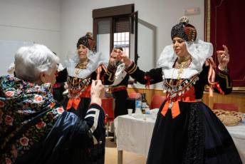 Fotogalería Misa por las Alcaldesas Fallecidas, Baile de Gala y Cambio de Monteras en Zarramala 31 Misa por las alcaldesas fallecidas de Zamarramala y cambio de montera - Héctor Criado