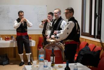 Fotogalería Misa por las Alcaldesas Fallecidas, Baile de Gala y Cambio de Monteras en Zarramala 32 Misa por las alcaldesas fallecidas de Zamarramala y cambio de montera - Héctor Criado