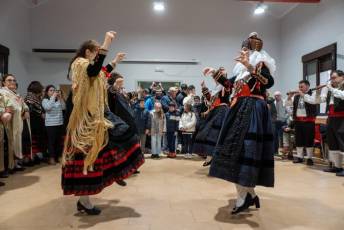 Fotogalería Misa por las Alcaldesas Fallecidas, Baile de Gala y Cambio de Monteras en Zarramala 40 Misa por las alcaldesas fallecidas de Zamarramala y cambio de montera - Héctor Criado