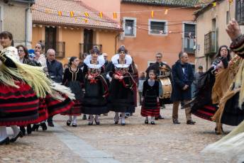 Fotogalería Misa por las Alcaldesas Fallecidas, Baile de Gala y Cambio de Monteras en Zarramala 7 Misa por las alcaldesas fallecidas de Zamarramala y cambio de montera - Héctor Criado