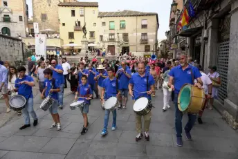 Fotografías Concentración de Peñas y Pregón de las Ferias y Fiestas de Segovia 2026 17 Concentración Peñas y Pregón Ferias y Fiestas Segovia - Héctor Criado