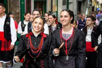 Fotografías Concentración de Peñas y Pregón de las Ferias y Fiestas de Segovia 2026 23 Concentración Peñas y Pregón Ferias y Fiestas Segovia - Héctor Criado