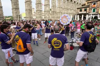 Fotografías Concentración de Peñas y Pregón de las Ferias y Fiestas de Segovia 2026 6 Concentración Peñas y Pregón Ferias y Fiestas Segovia - Héctor Criado