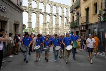 Fotografías Concentración de Peñas y Pregón de las Ferias y Fiestas de Segovia 2026 8 Concentración Peñas y Pregón Ferias y Fiestas Segovia - Héctor Criado