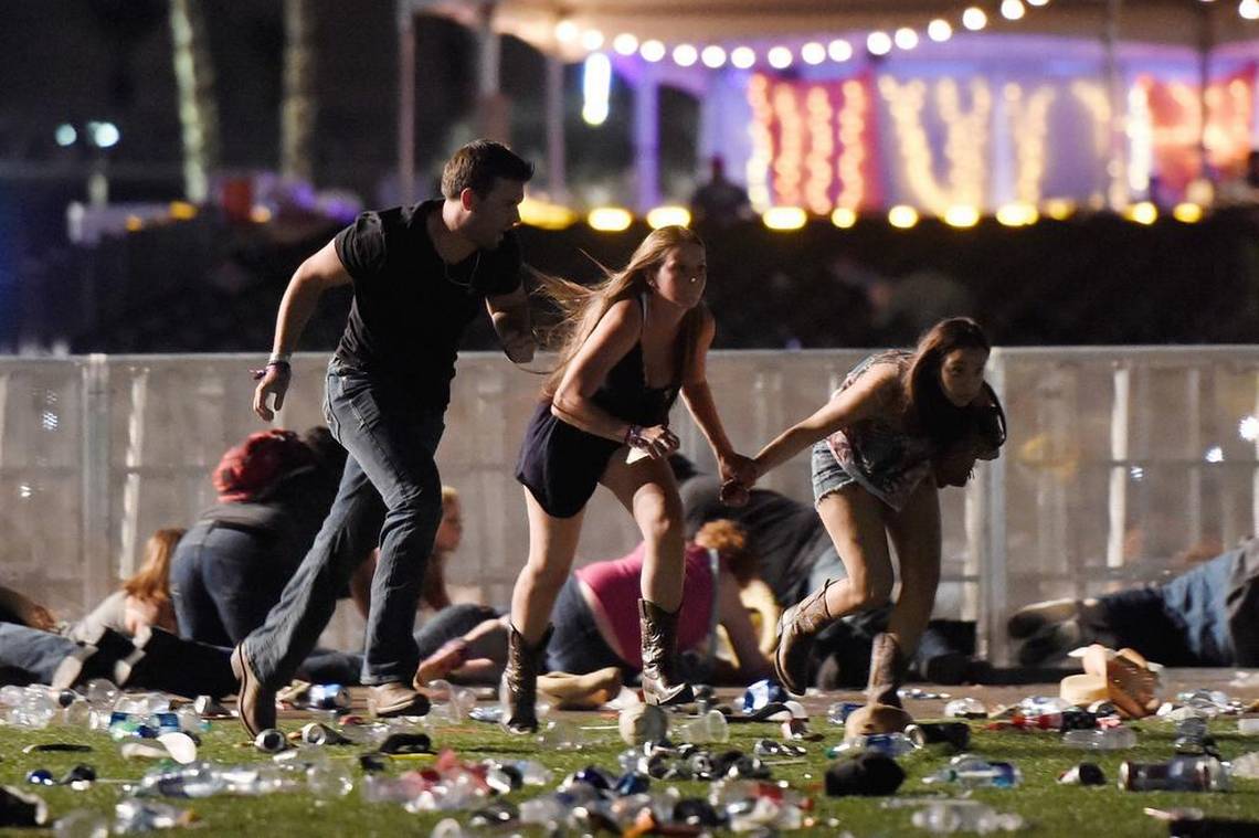 La gente corre del festival de la música country después de que se registró un tiroteo el 1 de octubre de 2017 en Las Vegas, Nevada
