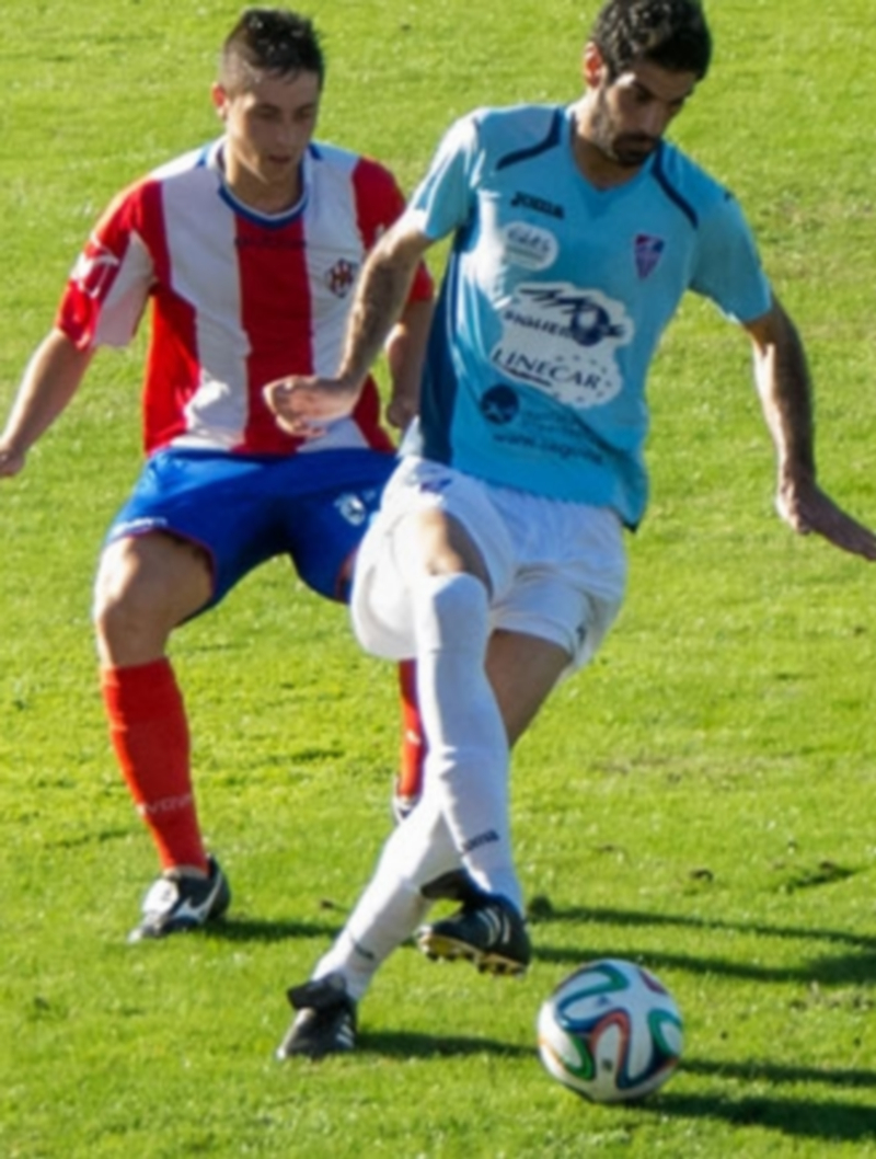 Ricardo pasa el balón en presencia de un defensor del Atlético Bembibre. / Bembibredigital.com
