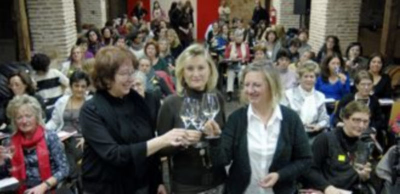 Las mujeres jóvenes tampoco quisieron perderse la oportunidad de aprender sobre el mundo del vino. /A.Benavente