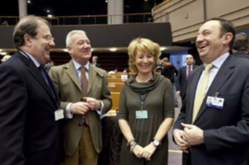 Juan Vicente Herrera charla con Ramón Luis Valcárcel (2i)