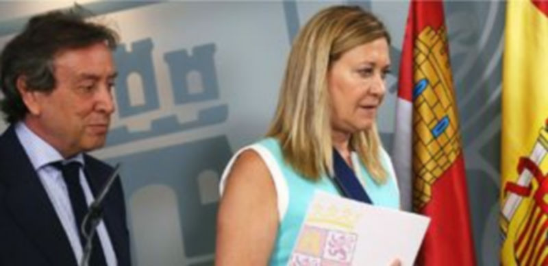 José Antonio de Santiago Juárez y Pilar del Olmo tras el Consejo de Gobierno. / Ical