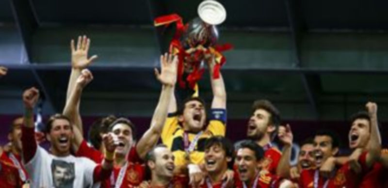 España empezó su camino del éxito levantando la eurocopa de 2008. / Reuters