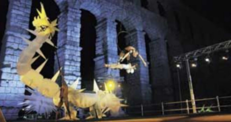 El espectáculo de la compañía Farfadais llenó de magia y misterio la Plaza de la Artillería en la noche inaugural de las fiestas. / Juan Martín.