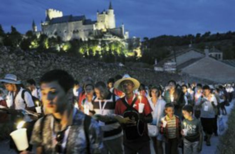 Centenares de peregrinos llenaron la huerta de los Carmelitas para participar en el Via Crucis con el que concluyó la jornada. / KAMARERO