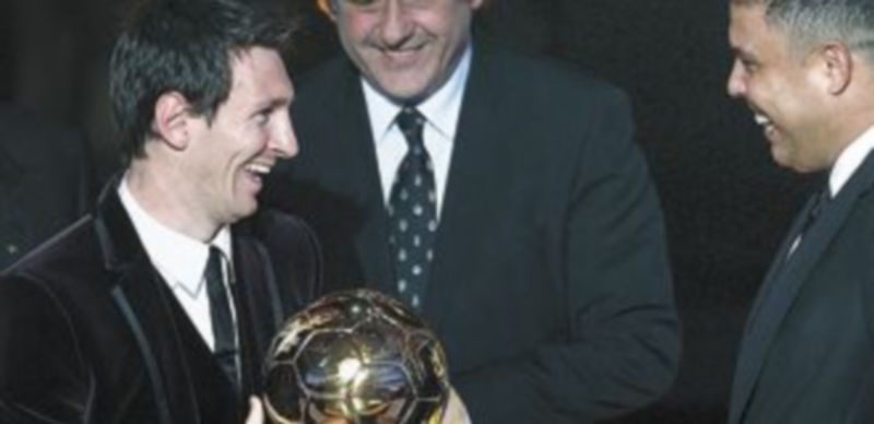 Messi posa sonriente con el prestigioso galardón