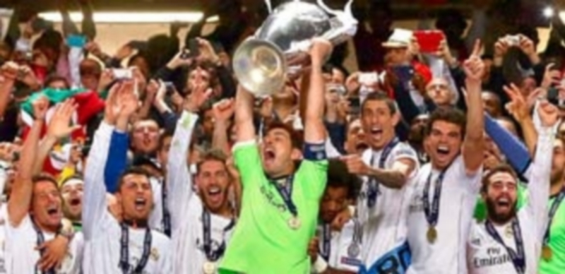 Los jugadores madridistas celebran la victoria. / EFE