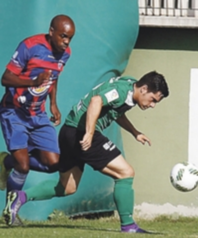 Ayrton es baja en el viaje de la Segoviana al campo del Villaralbo 1 Ayrton persigue a un jugador del Villamuriel. / NEREA LLORENTE