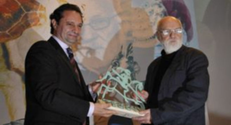 Pedro Arahuetes entrega el ‘As de Segovia’ a Jan Svankmajer. / Juan Martín