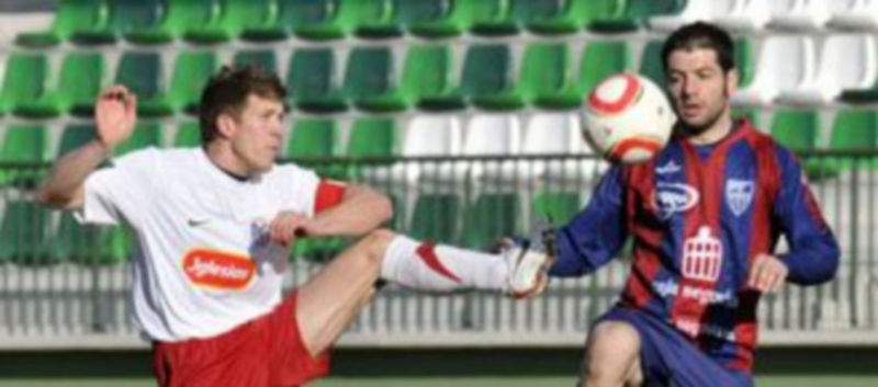 Mariano trata de controlar el balón y bajarle al césped en competencia con un defensor del Santa Marta