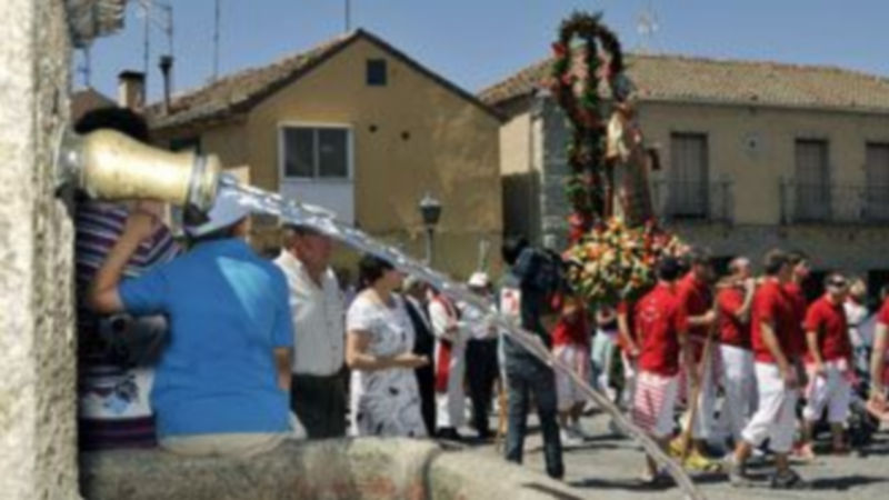 Representantes de distintas peñas acompañaron a San Lorenzo en la procesión celebrada en su honor ayer