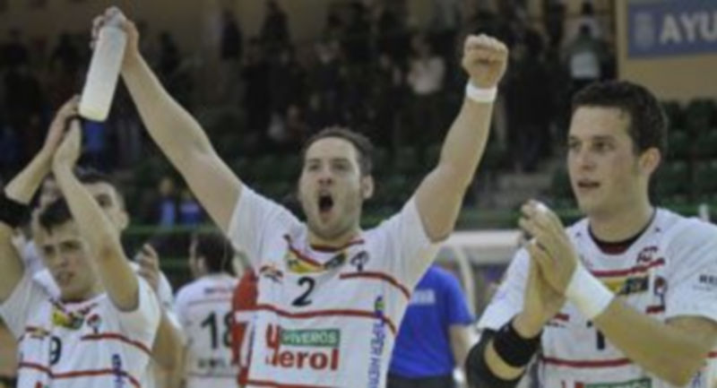 Bruno Vírseda se eleva ante Mikel Iraeta en una acción ofensiva del Viveros Herol Balonmano Nava frente al Ereintza. / Juan Martín