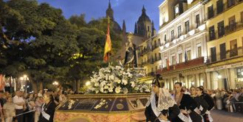 La Fuencisla reina en la Catedral 1 Centenares de personas se congregaron en la Plaza Mayor para participar en el recibimiento a La Fuencisla a su llegada a la Catedral. / Juan Martín