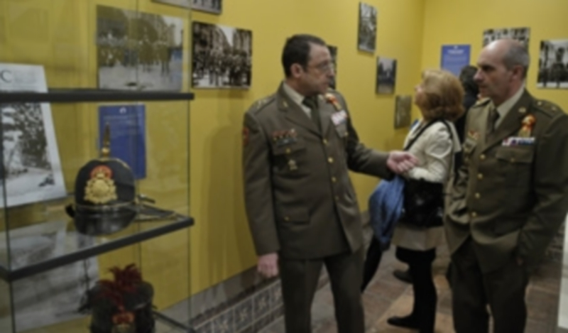 Manuel Vázquez muestra al general Sanz y Calabria y a las concejalas Blanca Valverde y Clara Luquero una de las fotografías de la exposición. / Juan Martín